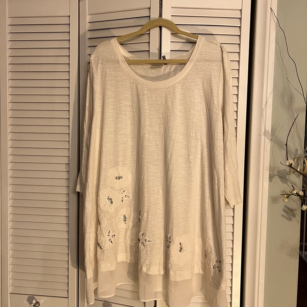 3x NWOT light cream 3/4 sleeve Logo top.